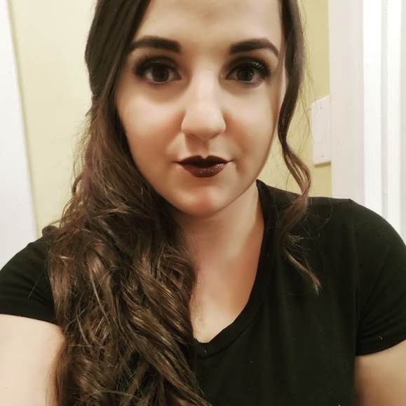 Meet your Posher, Amanda - Picture 2 of 2